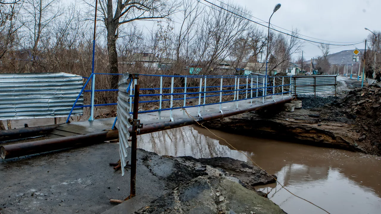 Абай облысында үш адам аспалы көпірден құлап қайтыс болды