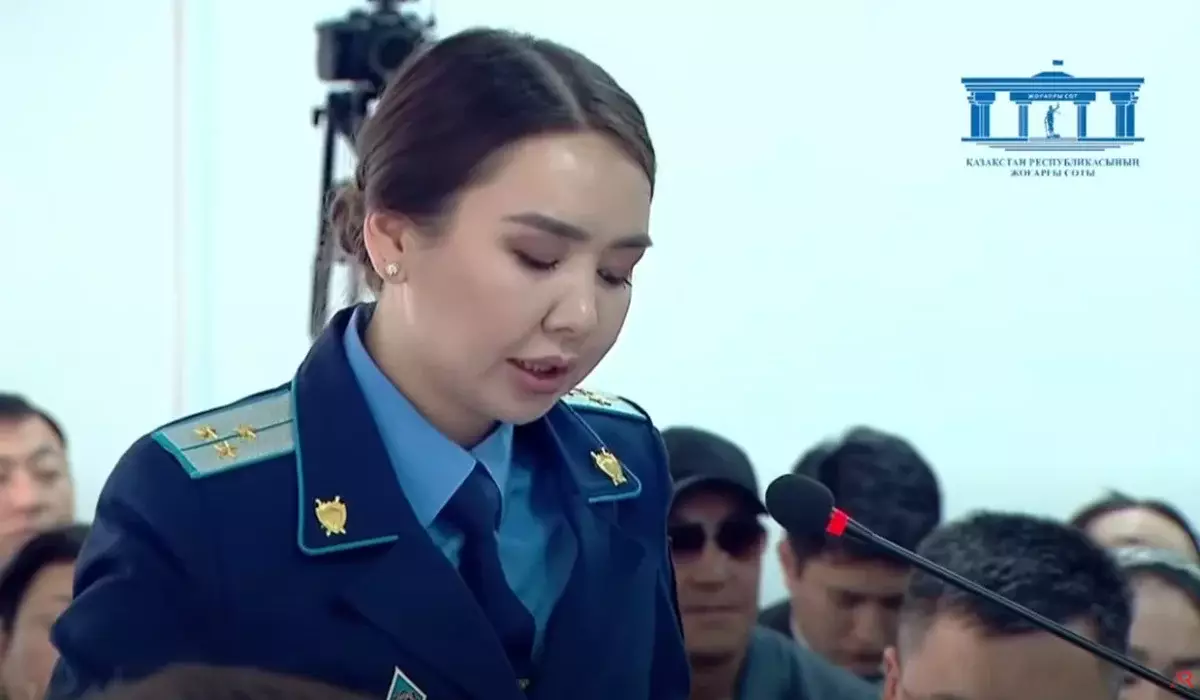 Ұлына бара жатқан анасын жібермей, екі жігіт қолынан ұстап тұрған - прокурор күдіктілердің қатігездігін жайып салды