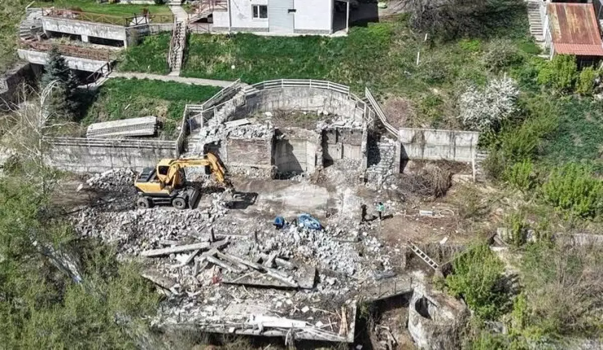 "Топырақ көшкіні басуы мүмкін". Алматының тау бөктерінде заңсыз ғимарат бұзылды
