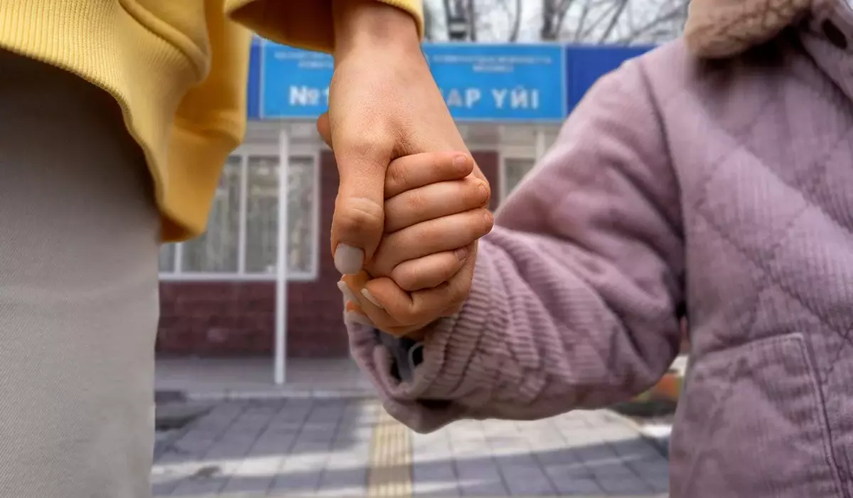 «Возврат детей в приюты увеличился на 64%»: как устроен процесс усыновления в Казахстане