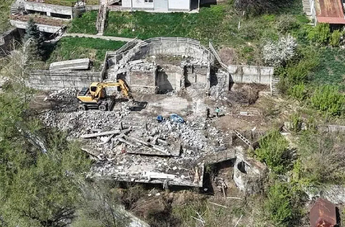 Алматының тау бөктерінде тағы бір заңсыз нысан бұзылып жатыр