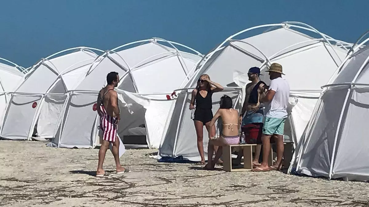 Fyre Festival 2 отложен из-за сорванных планов в Мексике; продавец билетов выплачивает возвраты. 