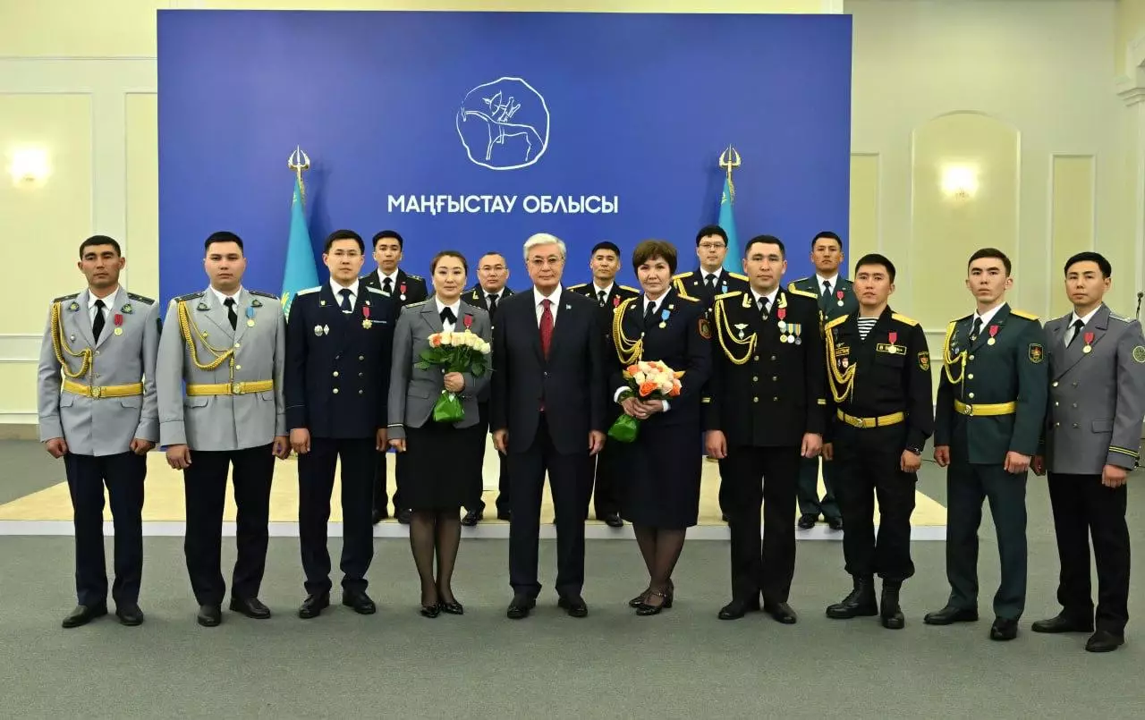 Президент наградил сотрудников правоохранительных органов Мангистау - новости на Lada.kz 18.04.2025