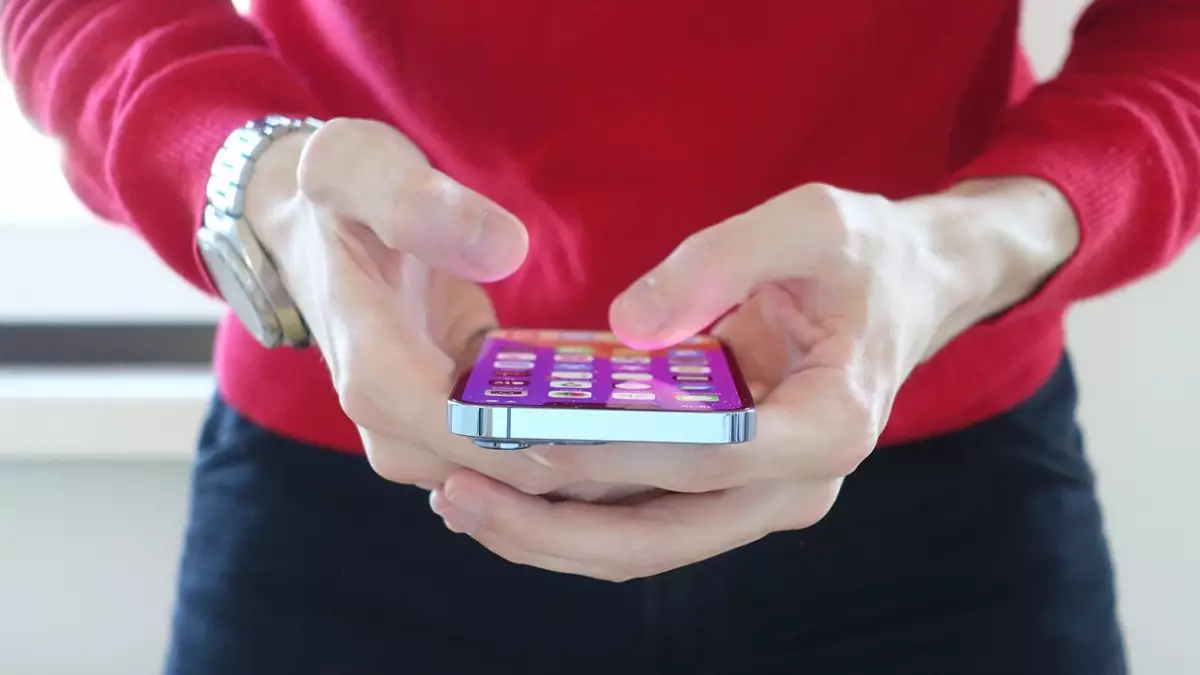 Apple iPhone және басқа құрылғыларға шұғыл жаңартуларды іске қосты