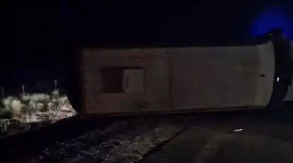 Жаттықтырушы жан тапсырды: Павлодарда оқушылар мінген автобус аударылып қалған