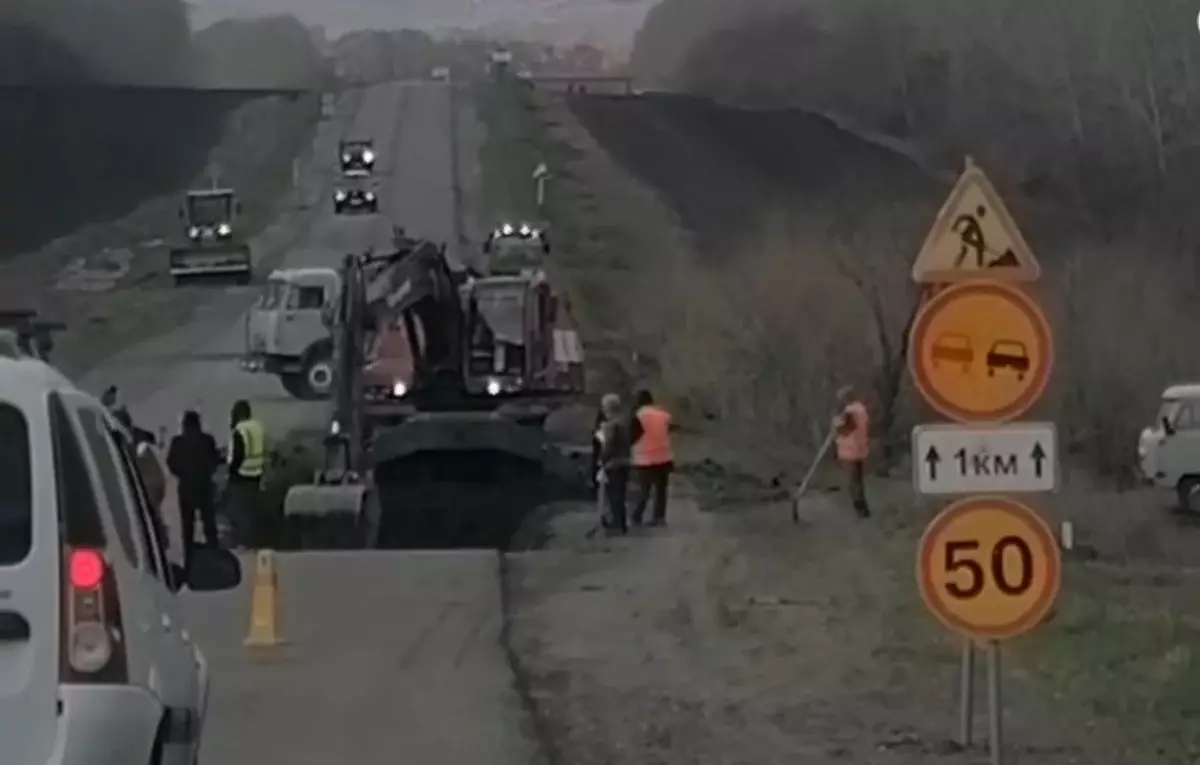 Провал образовался на трассе Усть-Каменогорск – Риддер (ВИДЕО)