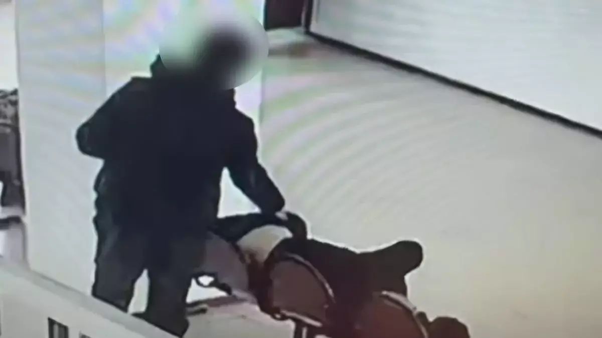 Карманник украл 2 млн тенге у спящего пассажира и попал на видео
