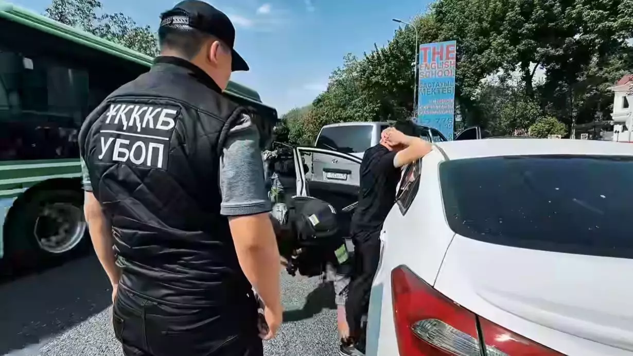 Мектепке баса көктеп кіріп, мұғалімге тиіскен: Шымкентте танымал блогер қылмыспен ұсталды (ВИДЕО)