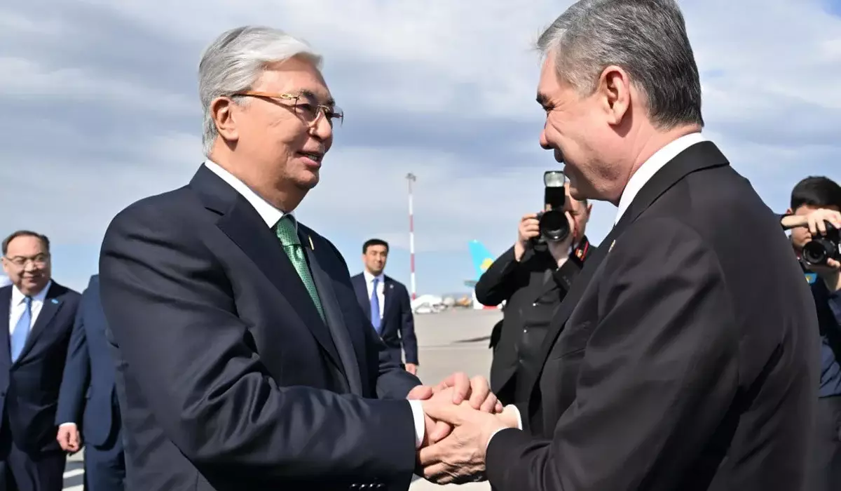 Тоқаев Түркістан әуежайында Гурбангулы Бердімұхамедовті қарсы алды