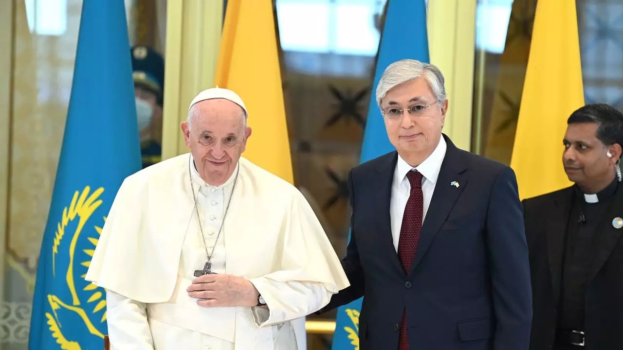 “Бүкіл әлемге үлгі көрсететін ел!“: Рим Папасы Францисктің Қазақстан туралы айтқанын еске алайық (видео)