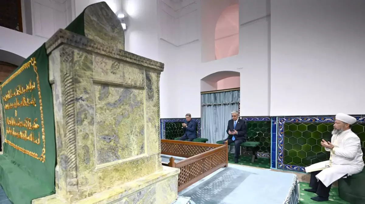 Екі ел басшылара Қожа Ахмет Ясауи кесенесіне зиярат етті