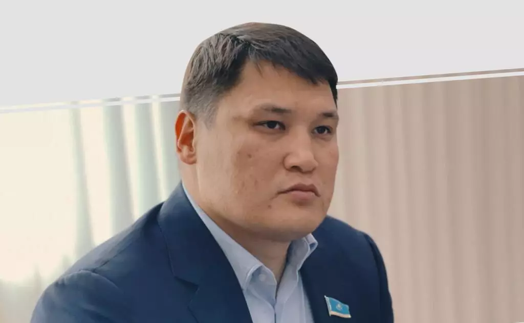 В Шымкенте стреляли в заместителя акима города Руслана Берденова — нападавший сбит водителем