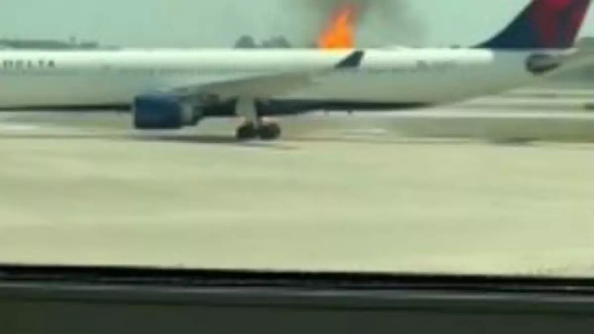 Пассажиры авиакомпании Delta в Орландо эвакуировались из самолета из-за пожара в двигателе.