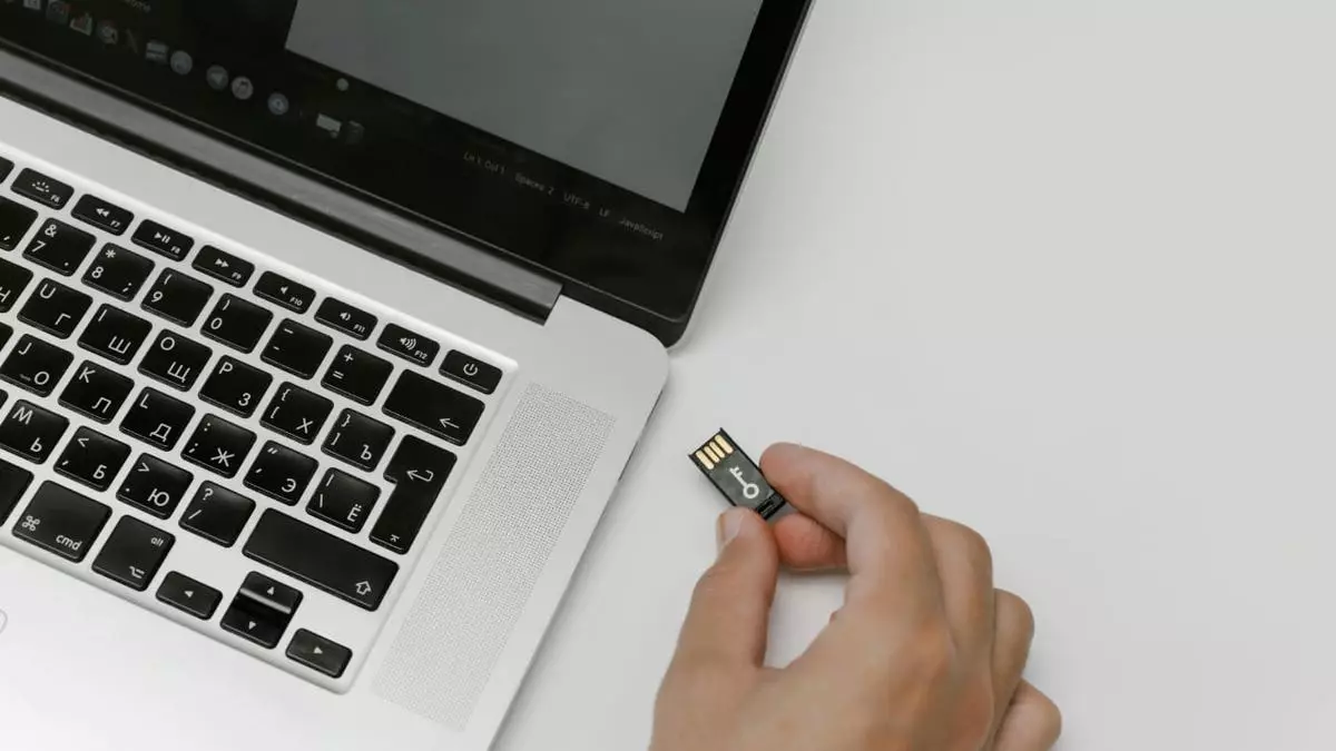 Хакеры используют вредоносное ПО для кражи данных с USB-накопителей.
