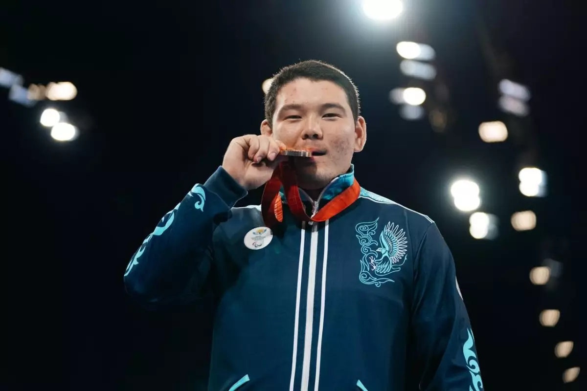 "Қыстың қақаған суығында курьер боп жүрген": Елдос Жұмақановтың Парижде жүлде алған шәкірті кім