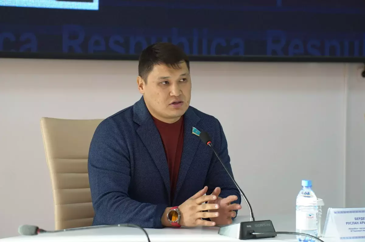Партия Respublica прокомментировала нападение на Руслана Берденова