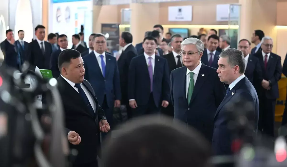 Тоқаев пен Бердімұхамедов өнеркәсіп көрмесін аралап көрді