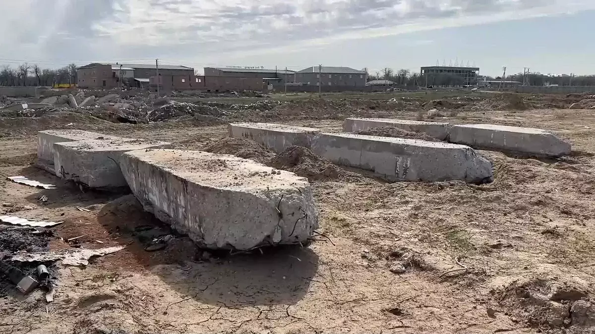 Көкке ұшқан ақша: биыл пайдалануға берілуі тиіс үйдің іргетасы қаланбаған