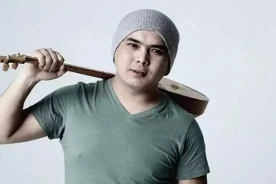«Есесіне шетелдікке күйеуге шықпады»: Жан Ахмадиев отбасылы еркектен екіқабат боп қалған әпкесін мақтады 