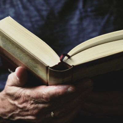 Бо́льшая часть казахстанцев читают книги