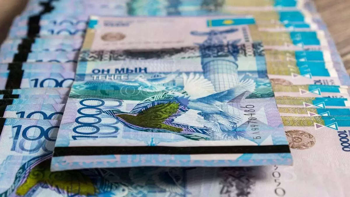 Почему тенге дешевеет – и дело не только в курсе