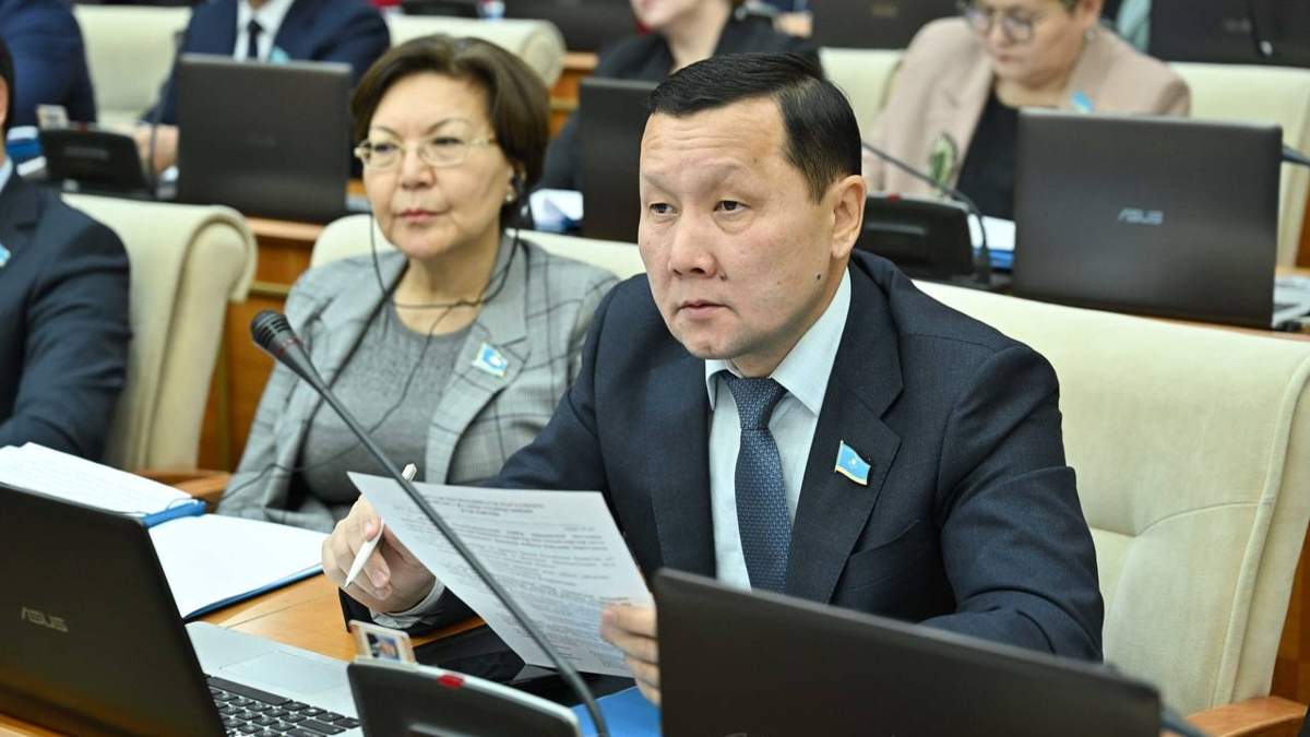 «Заңмен негіздеудің өзі артық»: Депутат алимент төлеудің маңыздылығын айтты