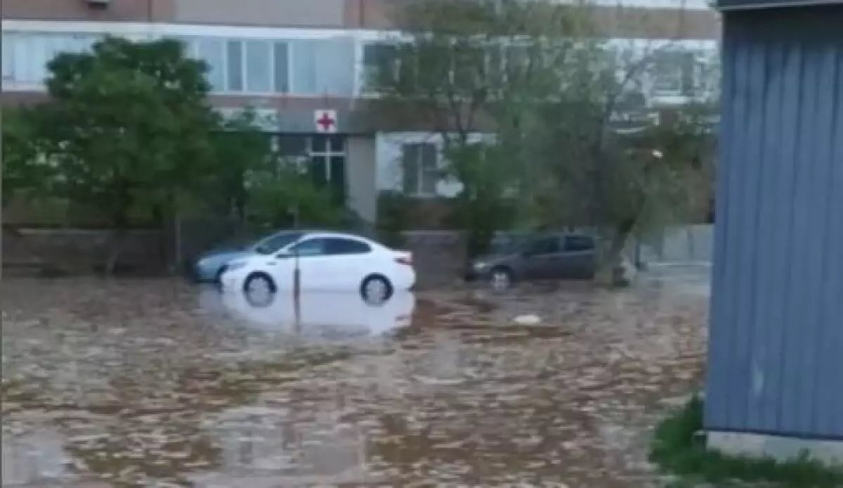 Ржавая вода затопила дворы Актау (ВИДЕО)