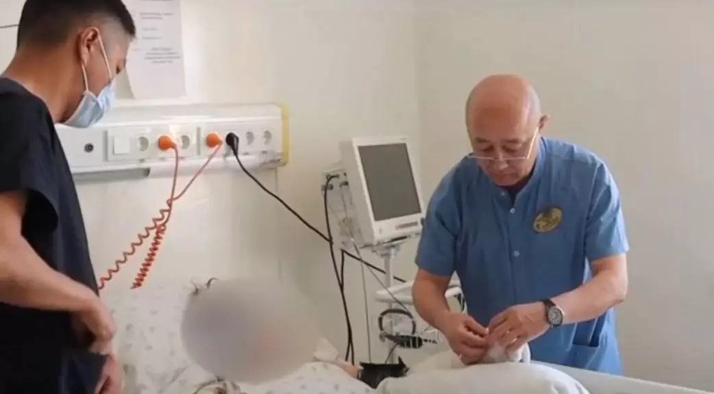 «Намаз оқиды»: Әйелін балталап тастаған мұғалімді әріптестері ақтап отыр