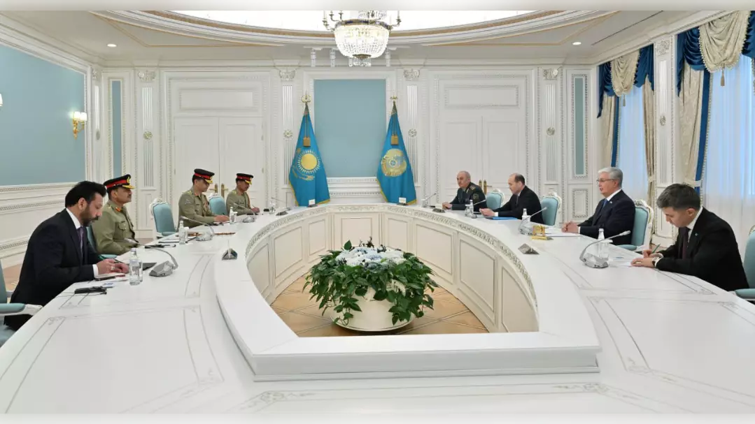 Президент Казахстана встретился с главнокомандующим сухопутными войсками Пакистана