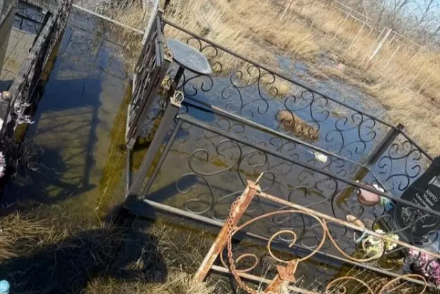 Кладбище в Экибастузе затопило перед Родительским днем