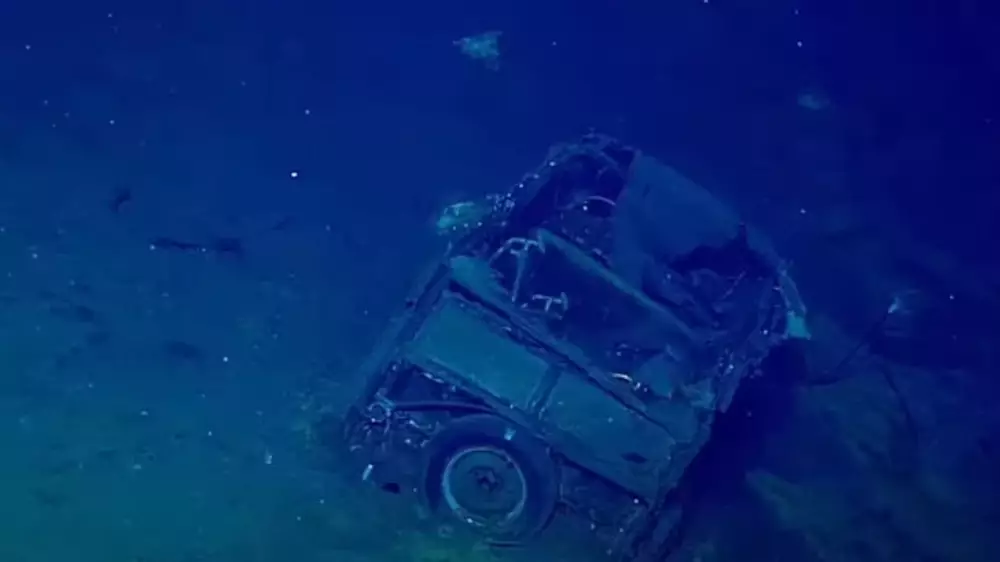 Загадочный внедорожник нашли на затонувшем авианосце