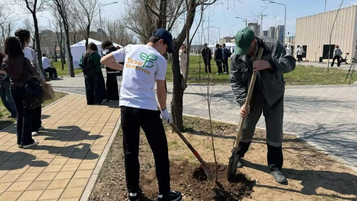“Таза Қазақстан”: В Карагандинской области активно продолжается озеленение