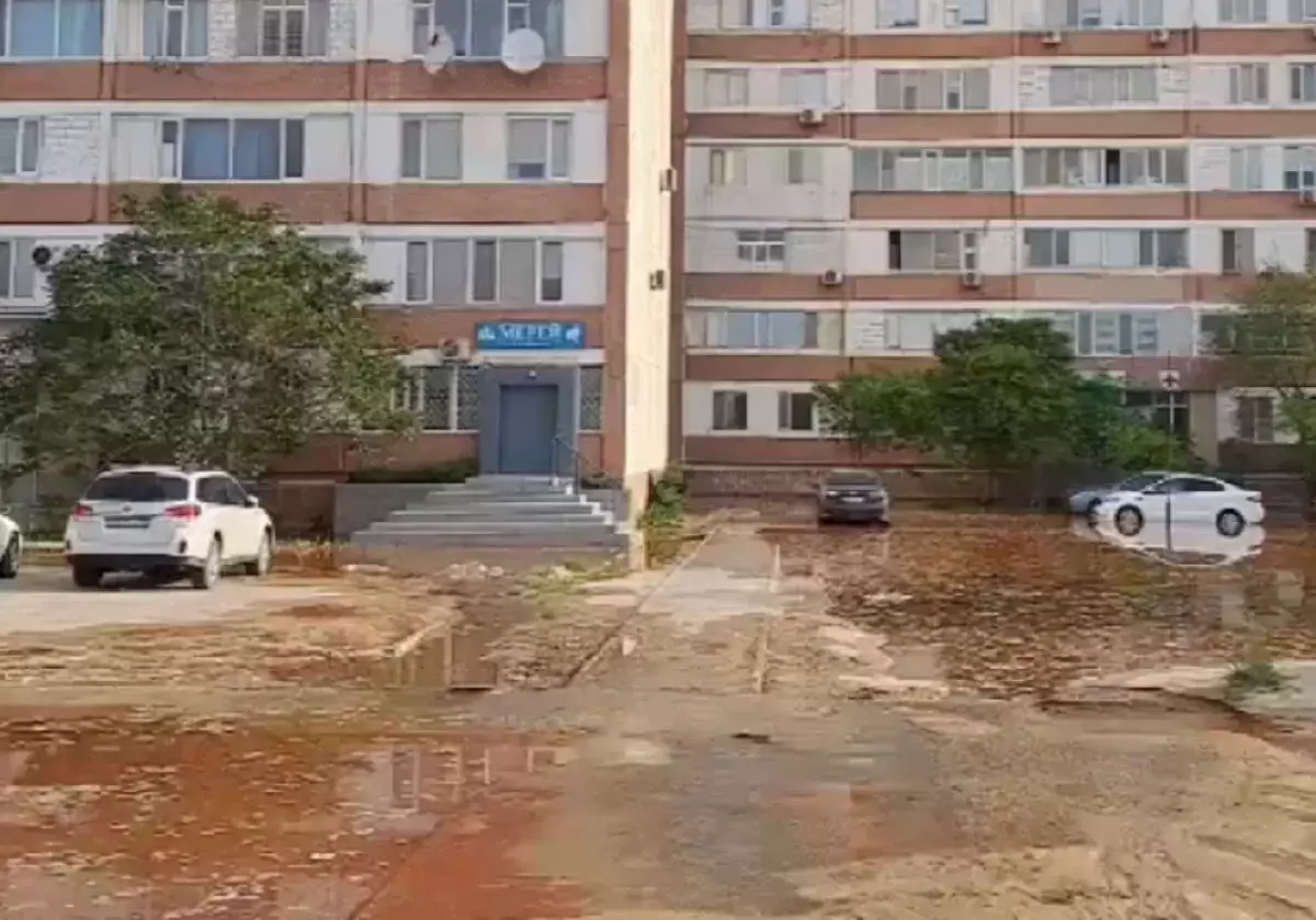 В одном из микрорайонов Актау ржавая вода затопила дворы - новости на Lada.kz 23.04.2025