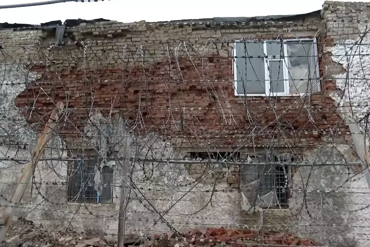 Аварийное состояние: в Актобе старое здание СИЗО представляет угрозу для людей