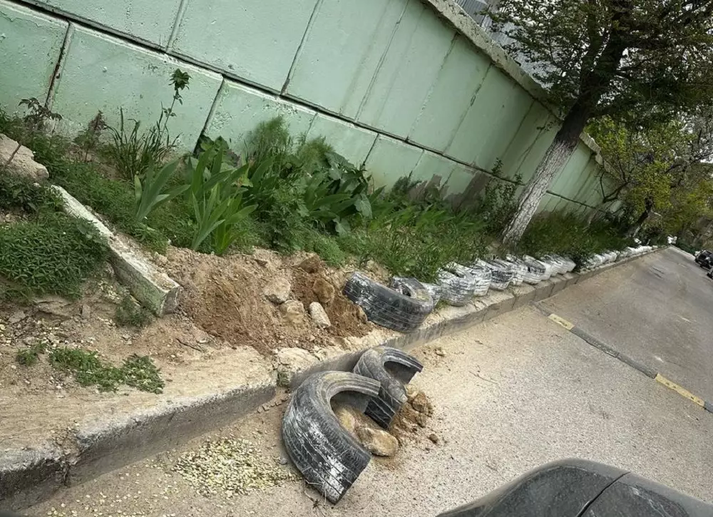 Уплотнение в Актау! В 14 микрорайоне разрушают клумбы большегрузы - новости на Lada.kz 23.04.2025