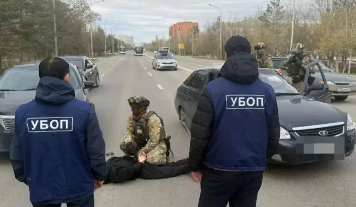 Көкшетауда такси жүргізушісінің зәресін алған үш жігітті полиция қаланың қақ ортасынан ұстап әкетті (ВИДЕО)