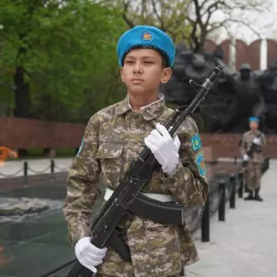 Школьники Алматы заступили на вахту у Вечного огня
