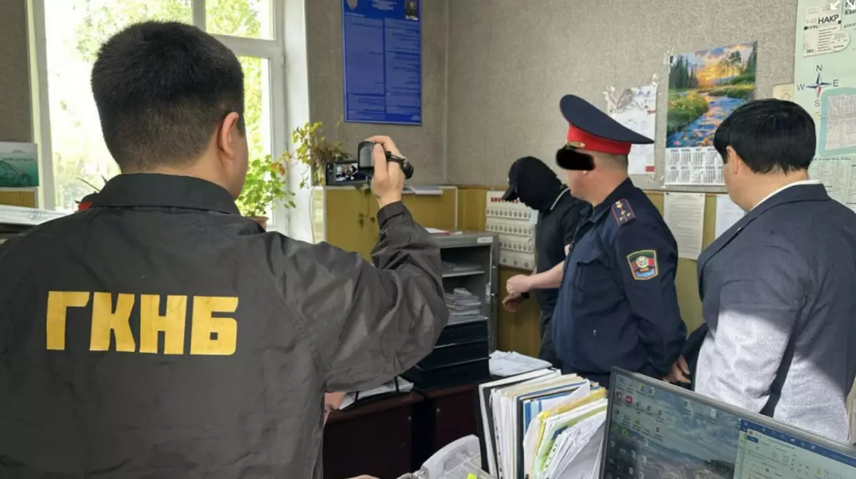 В Кыргызстане инспектор ГУОБДД брал взятки за бесплатные разрешения