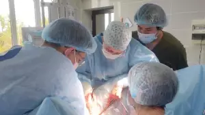 Алматыда әлемнің үздік хирургтары тікелей эфирде бірегей операциялар жасады