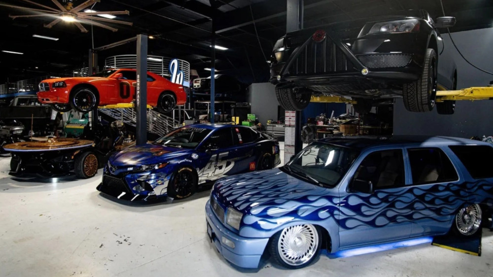 Основатель West Coast Customs распродает свою коллекцию
