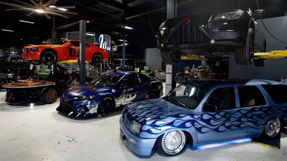 Основатель West Coast Customs распродает свою коллекцию