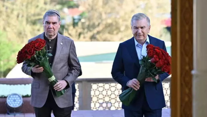 Мирзиёев и Бердымухамедов почтили память Ислама Каримова