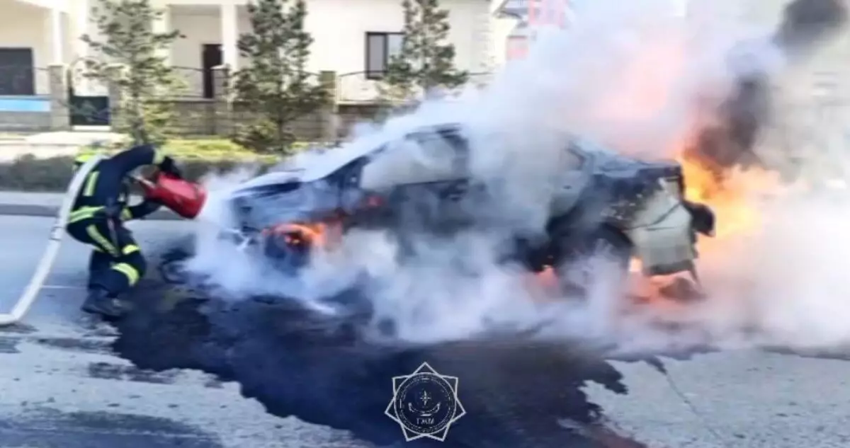 Автомобиль застрял в грязи в Костанайской области