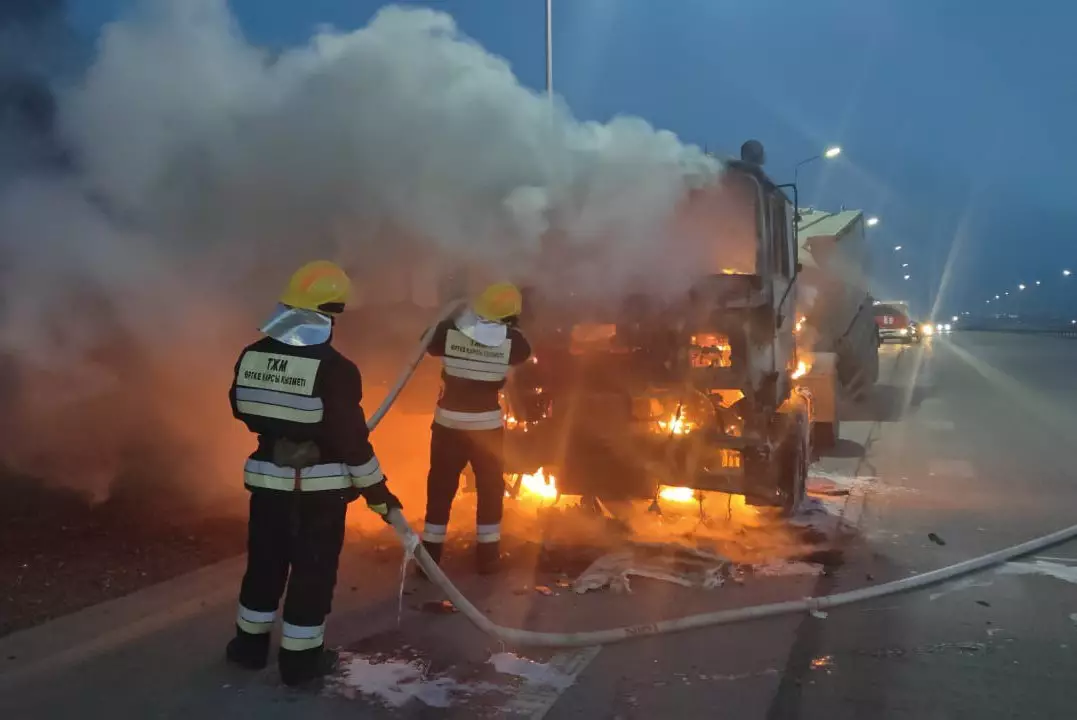 Грузовик загорелся на трассе в Карагандинской области