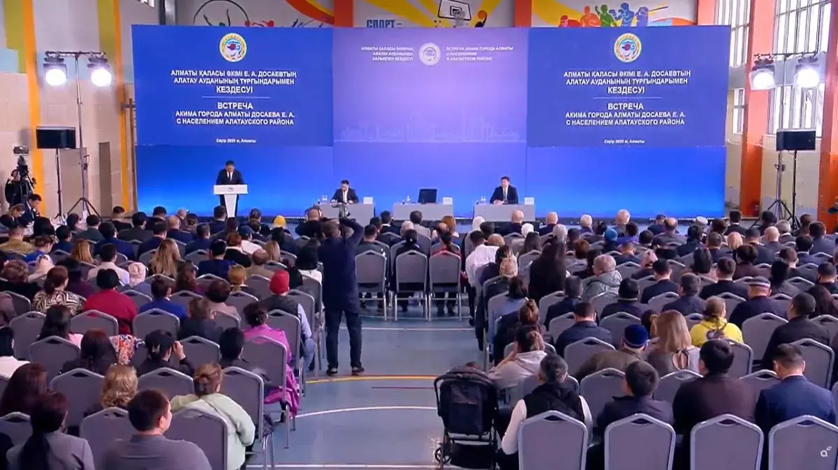 LIVE: Ерболат Досаев Алатау ауданы тұрғындарымен кездесіп жатыр