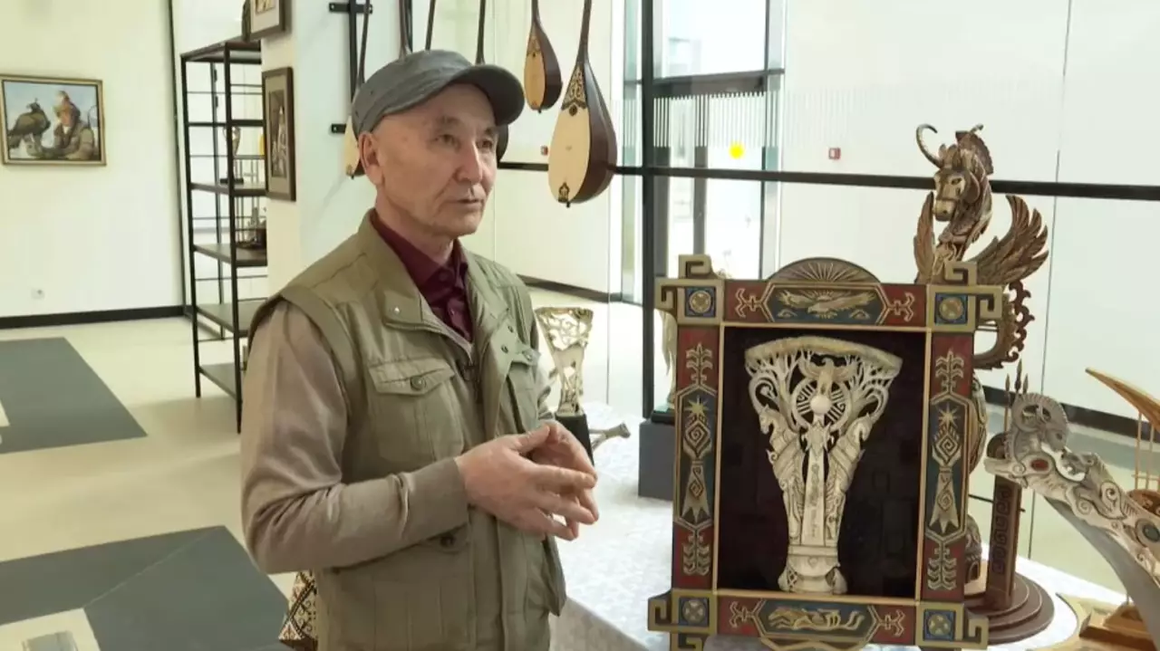 Шебер Бектас Кәрім сүйектен түрлі бұйымдар жасайды