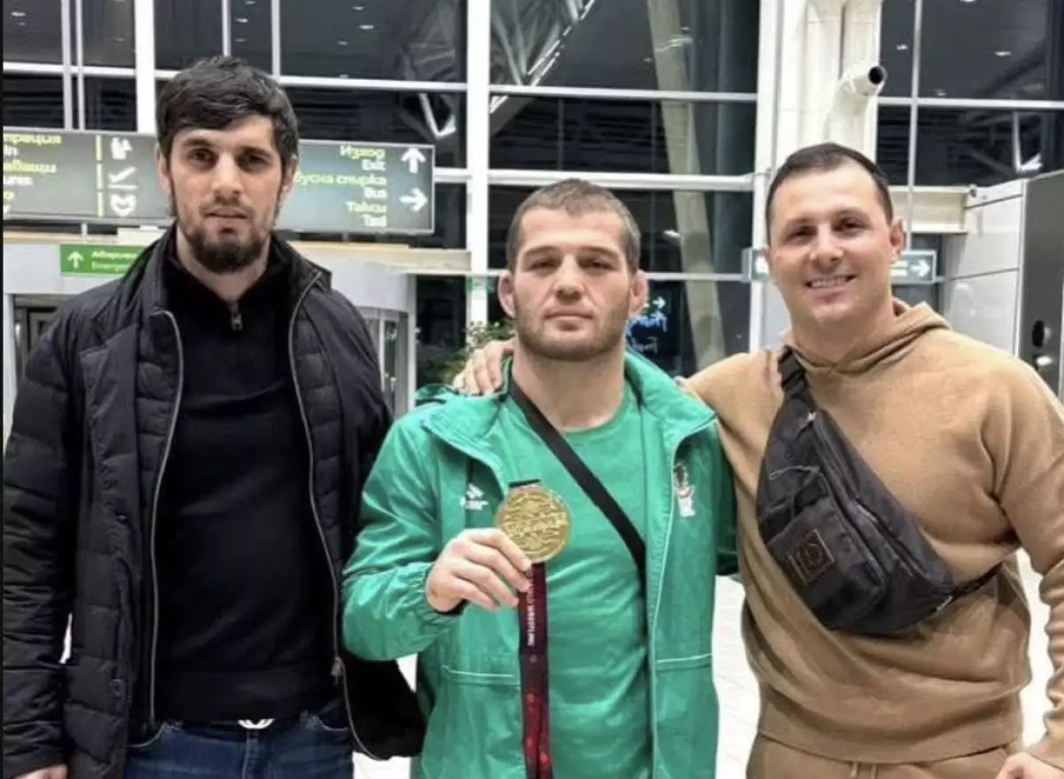 «Тіл білмейді»: Еуропа чемпионы болған балуанды Болгарияда әуежайдан ешкім күтіп алмады