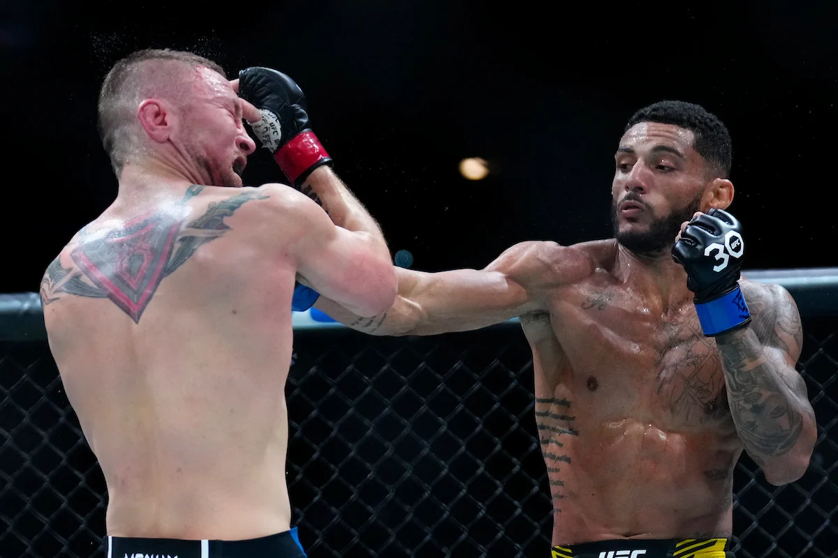 UFC төрт бірдей спортшымен қош айтысты