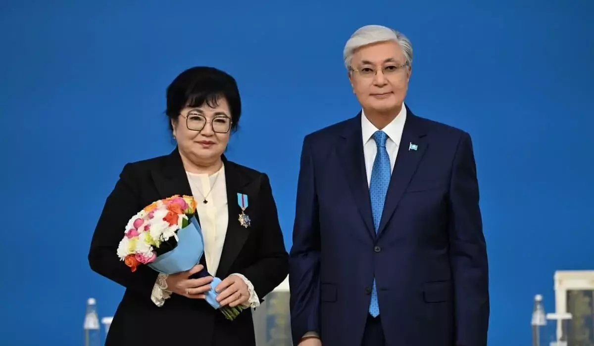 Токаев наградил казахстанцев за заслуги в укреплении мира и дружбы между народами