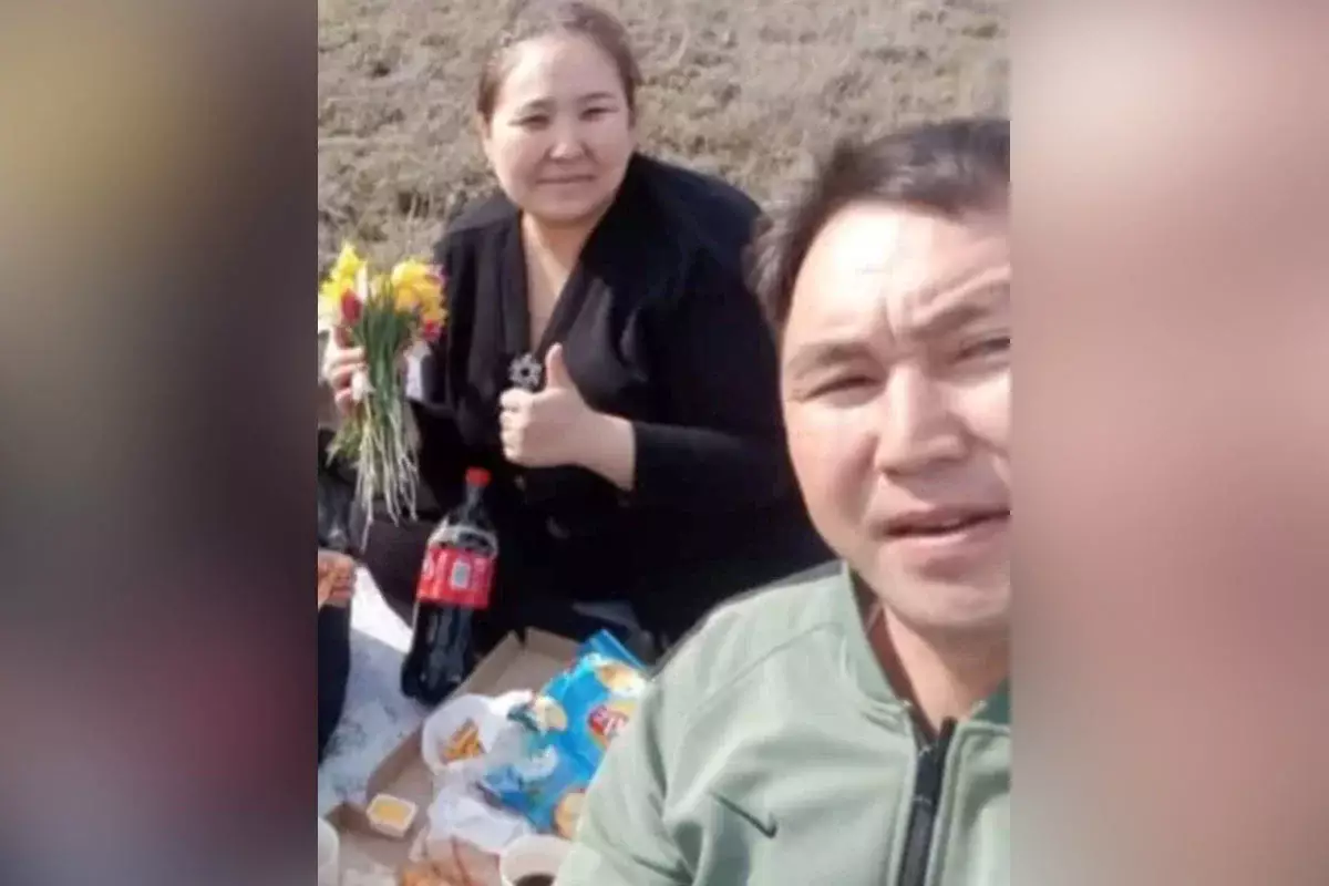 «Балаларым әкеліп берді»: Ақтөбе облысында қызғалдақпен суретке түскен ауыл әкімі Әдеп кеңесіне шақырылмақ